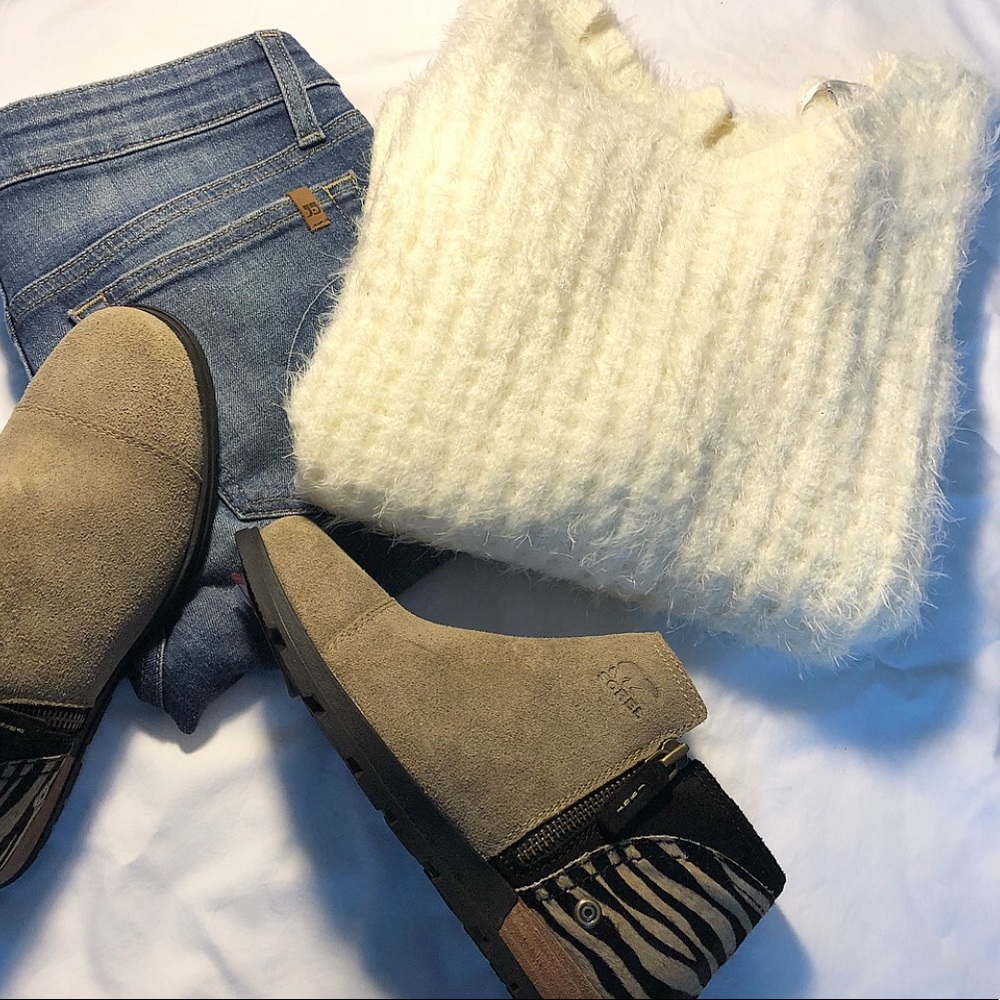 LC Lauren Conrad soft Sweater. Creme.